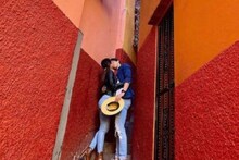 इथं फक्त KISS साठी लागते लांब रांग; तुम्हाला माहिती आहे का हे अजब रोमँटिक ठिकाण
