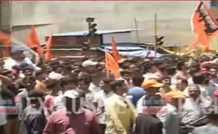 आक्षेपार्ह पोस्टविरोधात आंदोलकांनी बंदची हाक दिली होती. यानंतर शहरातील वातावरण तणावपूर्ण बनले आहे.