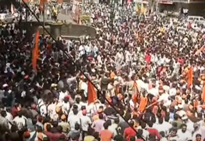 कोल्हापूरमध्ये आक्षेपार्ह पोस्टवरून हिंदुत्ववाद्यांनी बंदची हाक पुकारली आहे. आंदोलकांनी छत्रपती शिवाजी चौकात मोठी गर्दी केली होती.