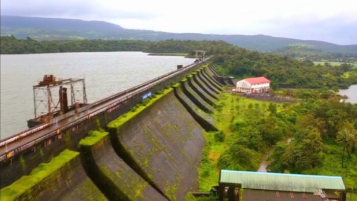 राधानगरी धरण : कोल्हापूरच्या राधानगरी तालुक्यातील भोगावती नदीवर हे धरण बांधण्यात आले आहे. अवघे कोल्हापूर सुजलाम सुफलाम करण्यासाठी या धरणाचा सर्वात मोठा वाटा आहे. राजर्षी शाहू महाराजांनी 1908 साली या धरणाच्या कामाला प्रत्यक्षात सुरुवात केली. 38.41 मीटर उंच व 1037 लांब असे हे ऐतिहासिक धरण असून धरणातून पाण्याचा विसर्ग होण्यासाठी अनोख्या 7 स्वयंचलीत दरवाजांची यंत्रणा बसवलेली आहे.