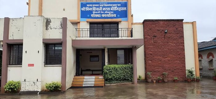 विविध वसतिगृहे : शाहू राजा हा सामान्य जनतेच्या प्रत्येक गोष्टी बद्दल विचार करणारा राजा होता. विद्यार्थ्यांच्या सोयीसाठी त्यांनी मराठा, जैन, मुस्लीम, लिंगायत, मिस क्लार्क, नामदेव, कायस्थ प्रभू, सारस्वत, पांचाळ ब्राह्मण, इंडियन ख्रिश्चन, देव आर्य समाज, वैश्य, ढोर चांभार, शाहू सोमवंशी आर्य क्षत्रिय अशी अनेक वसतिगृहे 1901 ते 1922 दरम्यान बांधून सुरू केली होती.