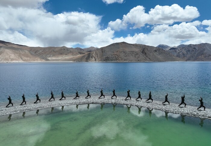 लडाखमध्येही लष्कराच्या जवानांनी पेंगॉंग त्सो इथं योग दिनानिमित्त योगा केला. 