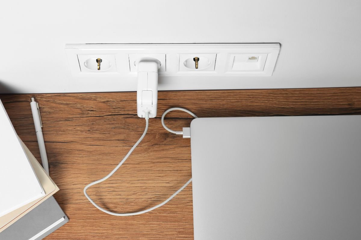 लॅपटॉपची बॅटरी महत्त्वाच्या कामावेळी ठप्प होते का?