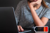 Laptop वापरताना तुम्ही या चुका करता का? म्हणून लवकर उतरते त्याची बॅटरी