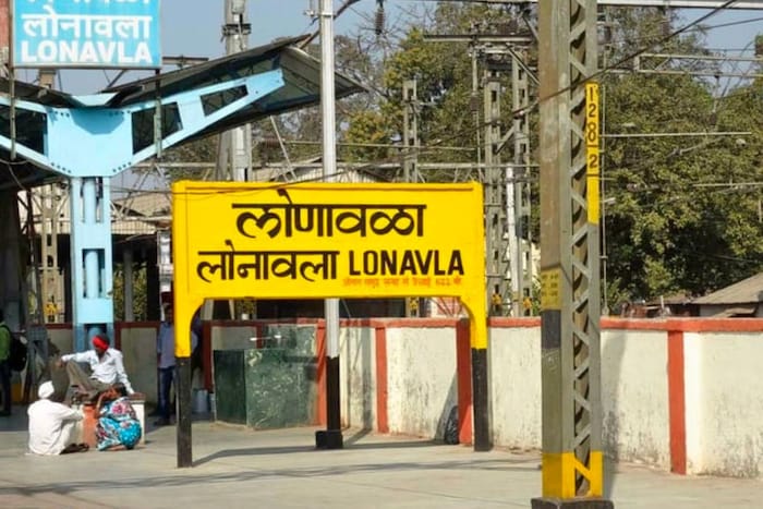 1. लोणावळा- लोणावळा शहर हे सर्वात सुंदर पर्यटन ठिकाणांपैकी एक आहे, जे तुम्हाला महानगरांच्या गर्दीपासून दूर घेऊन जाते. हे महाराष्ट्राच्या पुणे जिल्ह्यात पश्चिम भागात आहे. हे हिल स्टेशन मुंबई पासून 96 किलोमीटर आणि पुणे शहरापासून 64 किलोमीटर अंतरावर आहे. लोणावळा शहराला लेण्यांचे शहर आणि सह्याद्रीचे रत्न असे म्हटले जाते. कारण हिल स्टेशनमध्ये आलिशान हिरव्या दऱ्या, गुहा, तलाव आणि धबधबे यासह काही भारावून टाकणारे दृश्य आहेत. नेत्रदीपक रॉक-कट भाजा आणि लोणावळ्यातील कार्ला लेणी त्यांच्या जुन्या बीम, आकृतिबंध आणि शिलालेखांसह सुंदर पर्यटन स्थळे इथे आहेत.
