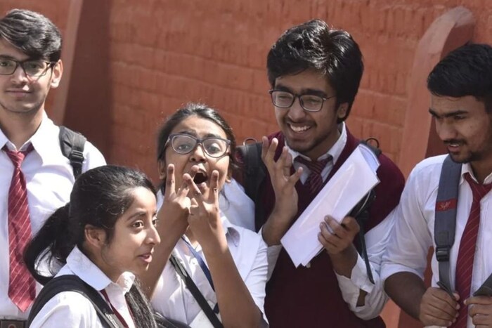 यंदा परीक्षेला 23 विद्यार्थी तृतीय पंथी प्रवर्गातून बसले होते. दहावीच्या निकालाचा टक्का 3.11 ने घसरला आहे. 