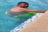 VIDEO - घातलेली अंडरविअर अचानक पाण्यात विरघळली, स्विमिंग पूलमध्ये शरीरावरून गायब