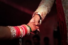 अजब प्रकरण! फेरे घेताना मंडपातच पडला नवरदेव; नवरीने तिथेच लग्न मोडलं, काय घडलं?