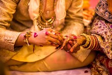 विधी सुरू असताना नवरदेवाचा चेहरा पाहताच हादरली नवरी; पोलिसांत पोहोचलं प्रकरण