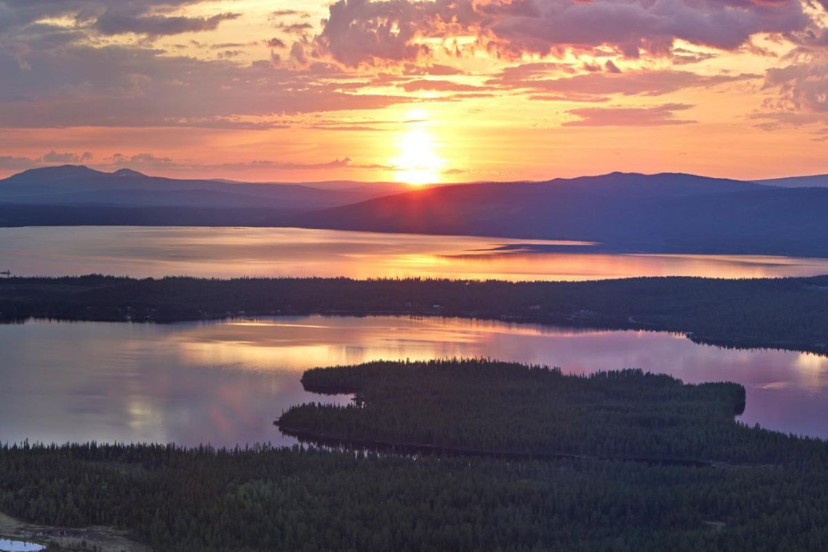 स्वीडन येथे सूर्य मध्यरात्री मावळतो आणि पहाटे पुन्हा उगवतो.
