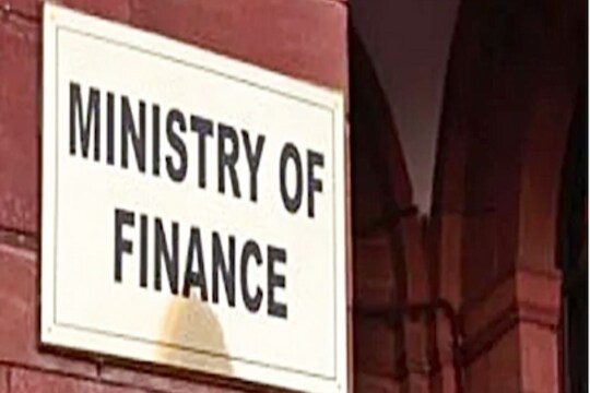 अर्थ मंत्रालयात नोकरीची संधी, जाणून घ्या पात्रता, पगार व इतर तपशील