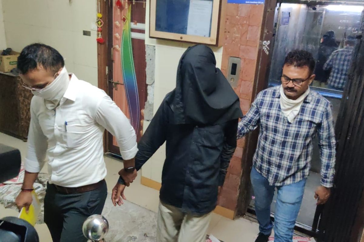 आरोपीला पोलिसांनी अटक करुन हत्येसाठी वापरण्यात आलेलं साहित्य जप्त केलं