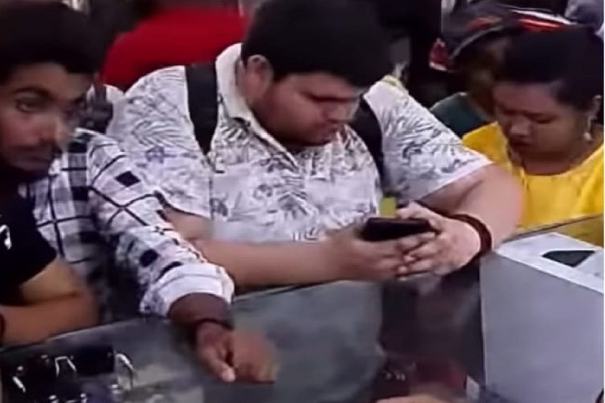 सर्वांसमोर मोबाईल चोरी (फोटो - इन्स्टाग्राम व्हिडीओ ग्रॅब)