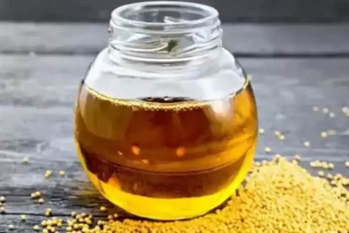 केसांची गळती थांबवायची असेल तर मोहोरीच्या तेलाने मसाज करा. यामुळे केसातील कोंडा कमी होतो आणि केस सोफ्ट होतात तसेच यामुळे केसाचा पोत सुधारण्यास मदत होते. 