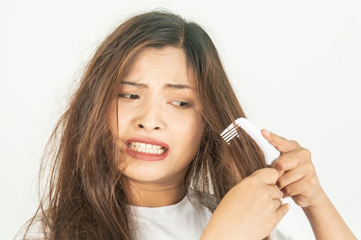 Hair Care : पावसाळ्यात केस चिकट आणि कोरडे झालेत? हे उपाय टिकवतील केसांचं सौंदर्य!