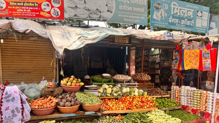  काही शेतकरी उपलब्ध पाण्यावर भाजी पिकवत असून काही टँकरने पाणी देत आहेत. खर्च वाढल्याने आणि मार्केटमधील मागणीमुळे भाजीच्या दरात वाढ झाली आहे.