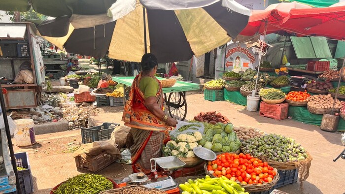 हिरव्या मिरचीने उच्चांकी 100 रुपयांचा दर गाठला असून वांगे 80, फुल कोबी 80, गवार 60, कारले 70 ,चवळी 40, सिमला मिरची 90, काकडी 60 तर लिंबू 40, रुपयांवर पोहोचले आहे.