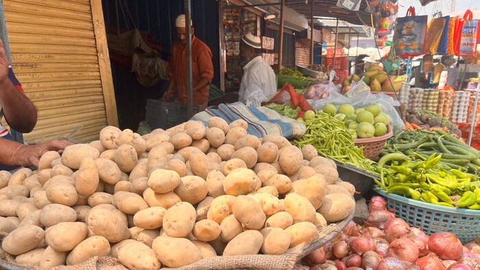 मान्सून आणखी लांबल्यास आणखी भाजीपाला महाग होण्याची शक्यता आहे. त्यामुळे सर्वसामान्यांची आर्थिक गणिते विस्कटणार आहेत. त्यामुळे रोजच्या जेवणातून भाजीपाला गायब होण्याची शक्यता आहे.