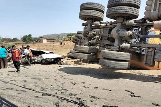 ट्रकची बाईक आणि कारला धडक