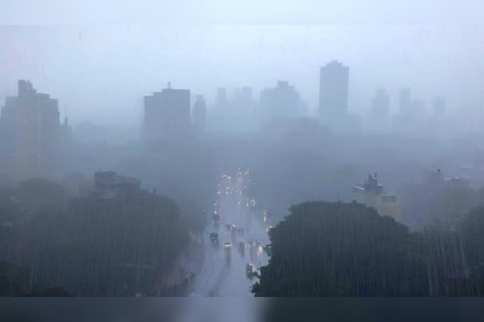 मुंबईत मुसळधार पाऊस