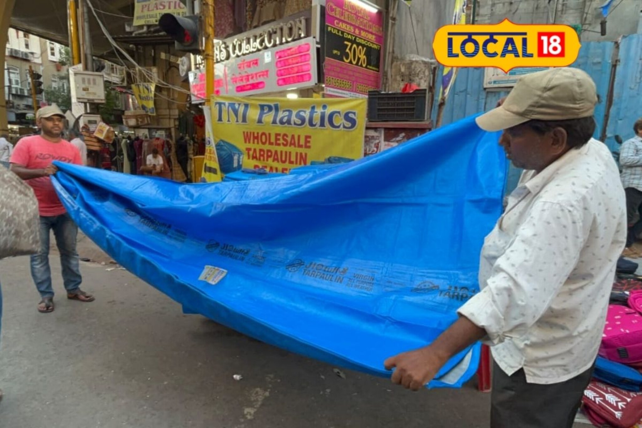 मुसळधार पावसात घऱ, दुकान गळतंय? मुंबईत इथं मिळतेय स्वस्तात ताडपत्री PHOTOS