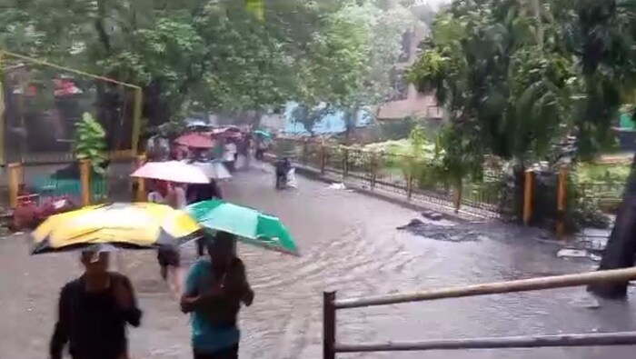 गुहागर मध्येही मुसळधार पावसामुळे सर्वत्र पाणीच पाणी. समुद्राला उधाण आल्याने नागरिकांना समुद्रकिनाऱ्यावर न जाण्याचं आवाहन देखील केलं आहे. प्रशासनाकडूनही अलर्ट जारी करण्यात आला आहे. 
