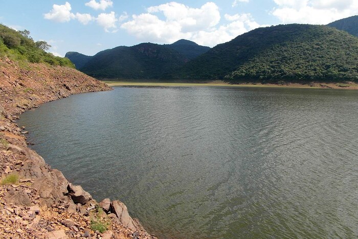 अँडी लेविनं जेव्हा त्याच्याकडची झाडं व पाणी फेकून दिलं तेव्हाच त्याला रस्ता सापडला. मात्र त्यानंतर एकाच आठवड्यात तो मरण पावला. त्यामुळे या सरोवराचं रहस्य अजून कोणीही शोधू शकलेलं नाही. या सरोवरातून होणारं विषारी वायूचं उत्सर्जन हेच त्या सरोवराच्या विषारी पाण्याचं कारण असल्याचं अनेकांचं म्हणणं आहे. मात्र त्याचे कोणतेही पुरावे सापडलेले नाहीत.