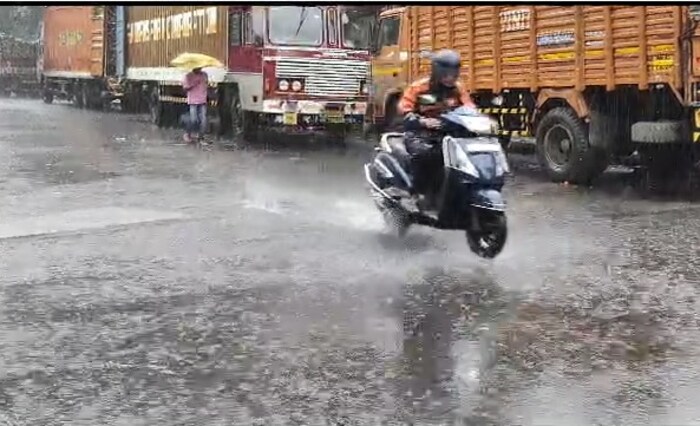 नवी मुंबई सह पनवेल,पेण उरण रायगड मध्ये धुवाधार पाऊस सुरू आहे. पुढील 48 तास मुसळधार पावसाचा हवामान खात्याचा इशारा दिला आहे. सखल भागात पाणी साचायला सुरुवात झाली आहे. 
