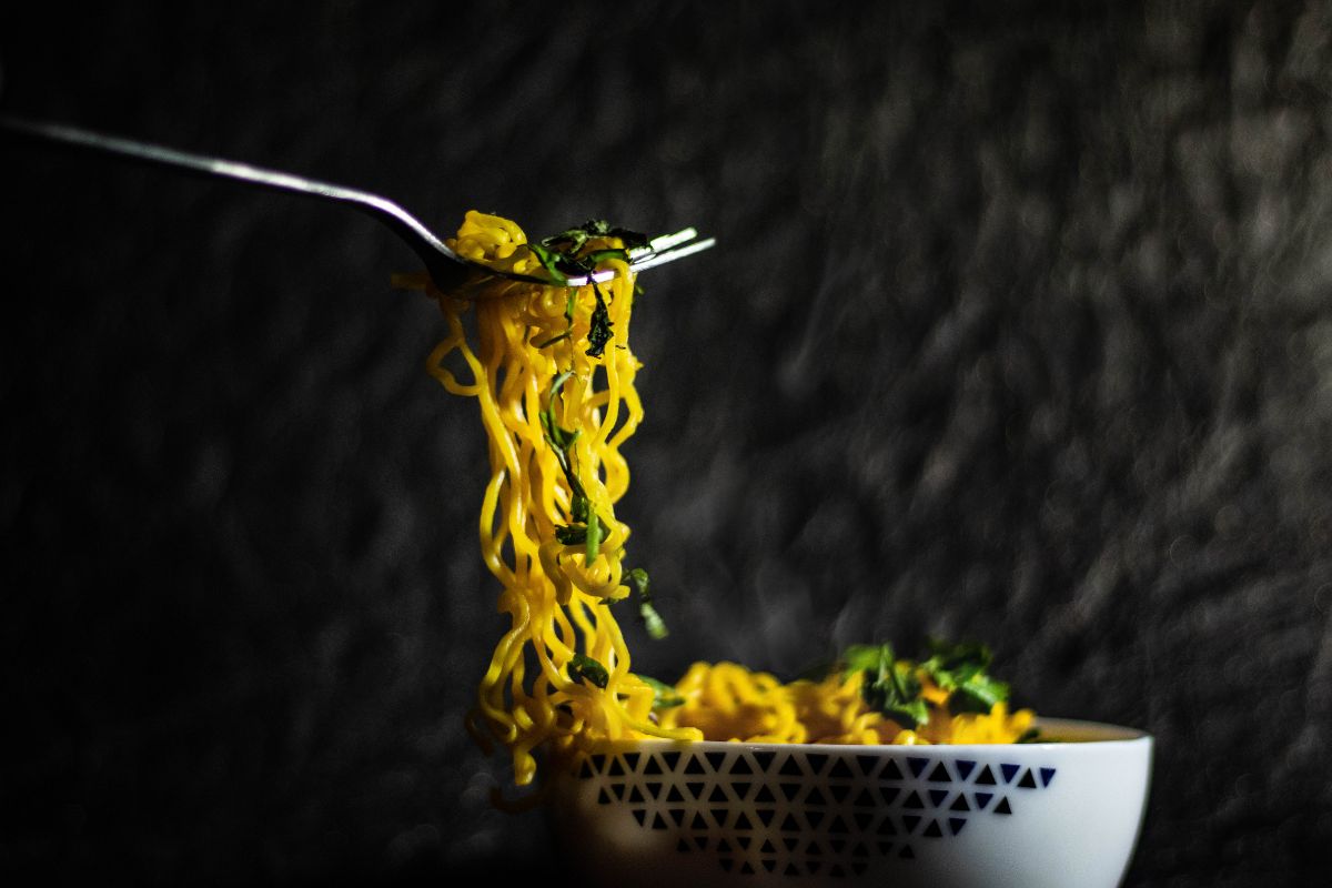 नूडल्समधून बाहेर आलं जिवंत बेडूक