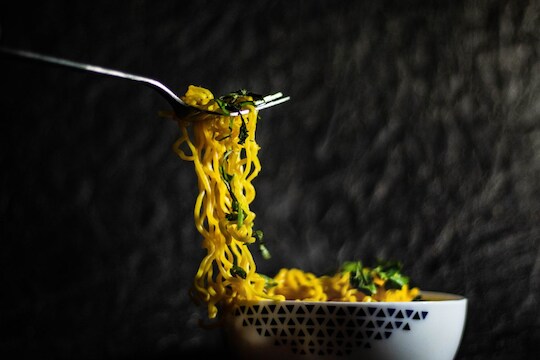 नूडल्समधून बाहेर आलं जिवंत बेडूक