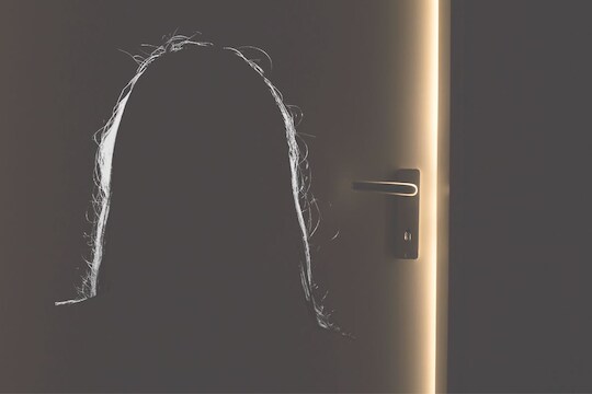 महिलेनं दार उघडलं आणि....