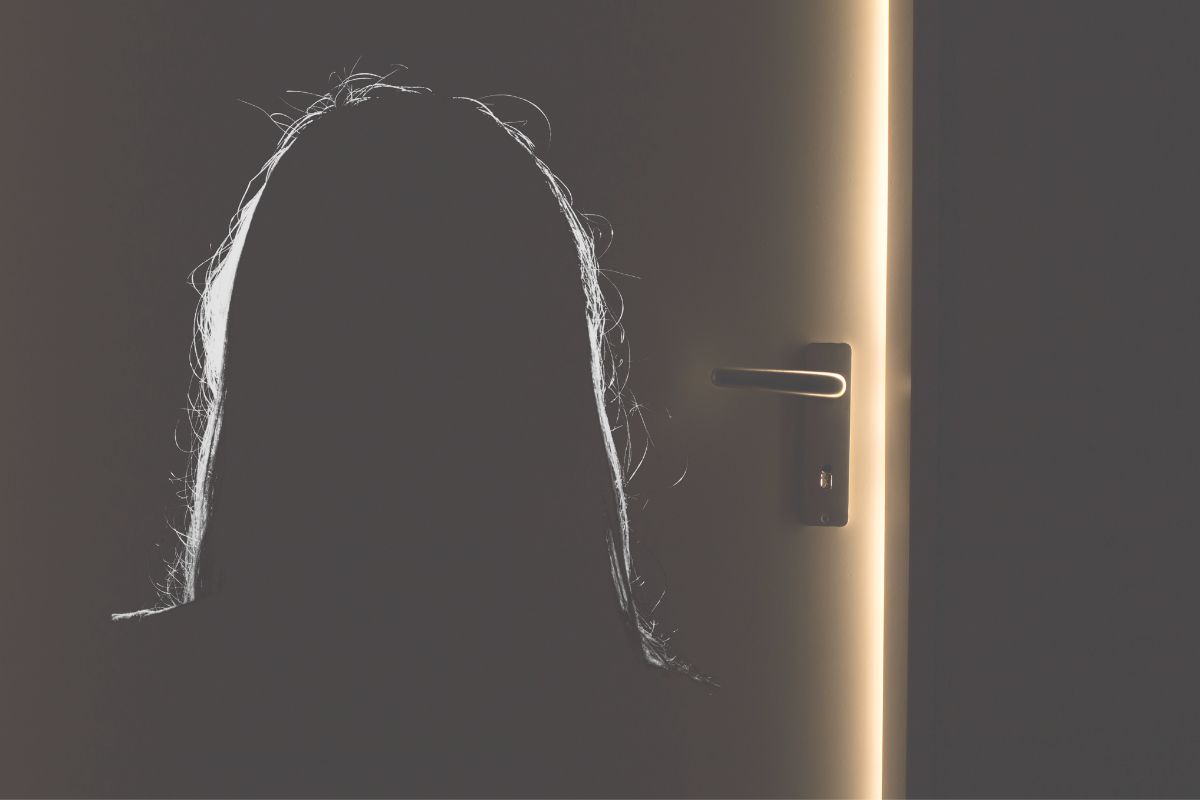 महिलेनं दार उघडलं आणि....