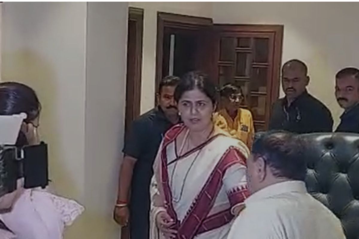 खडसे, पंकजा मुंडे यांच्यामध्ये बंद दाराआड चर्चा