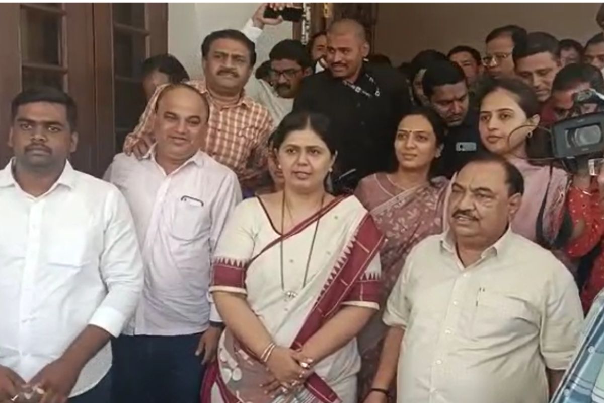 एकनाथ खडसेंनी घेतली पंकजा मुंडेंची भेट