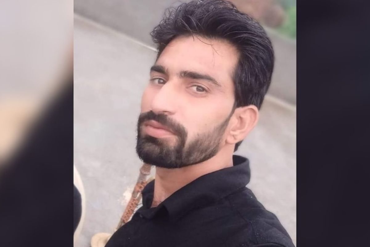 टरबूज कापताना पार्टनरच्या छातीत घुसला चाकू