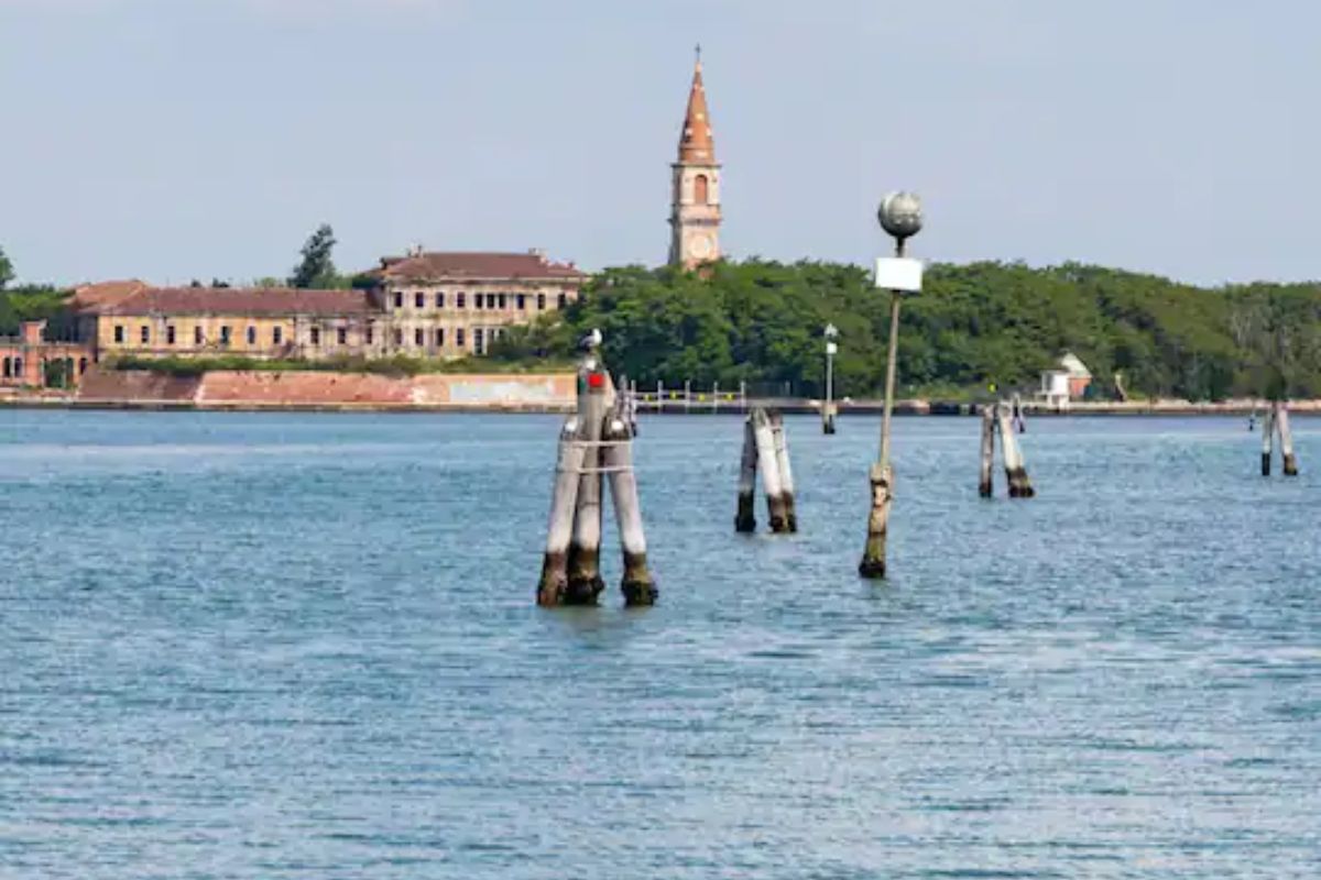 पोवेग्लिया आयलंड नावाचं बेट