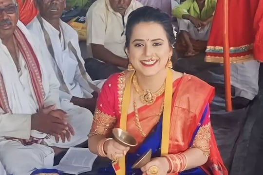 मराठमोळ्या अभिनेत्रीनं देखील आजीबाईंसोबत धरली फुगडी 