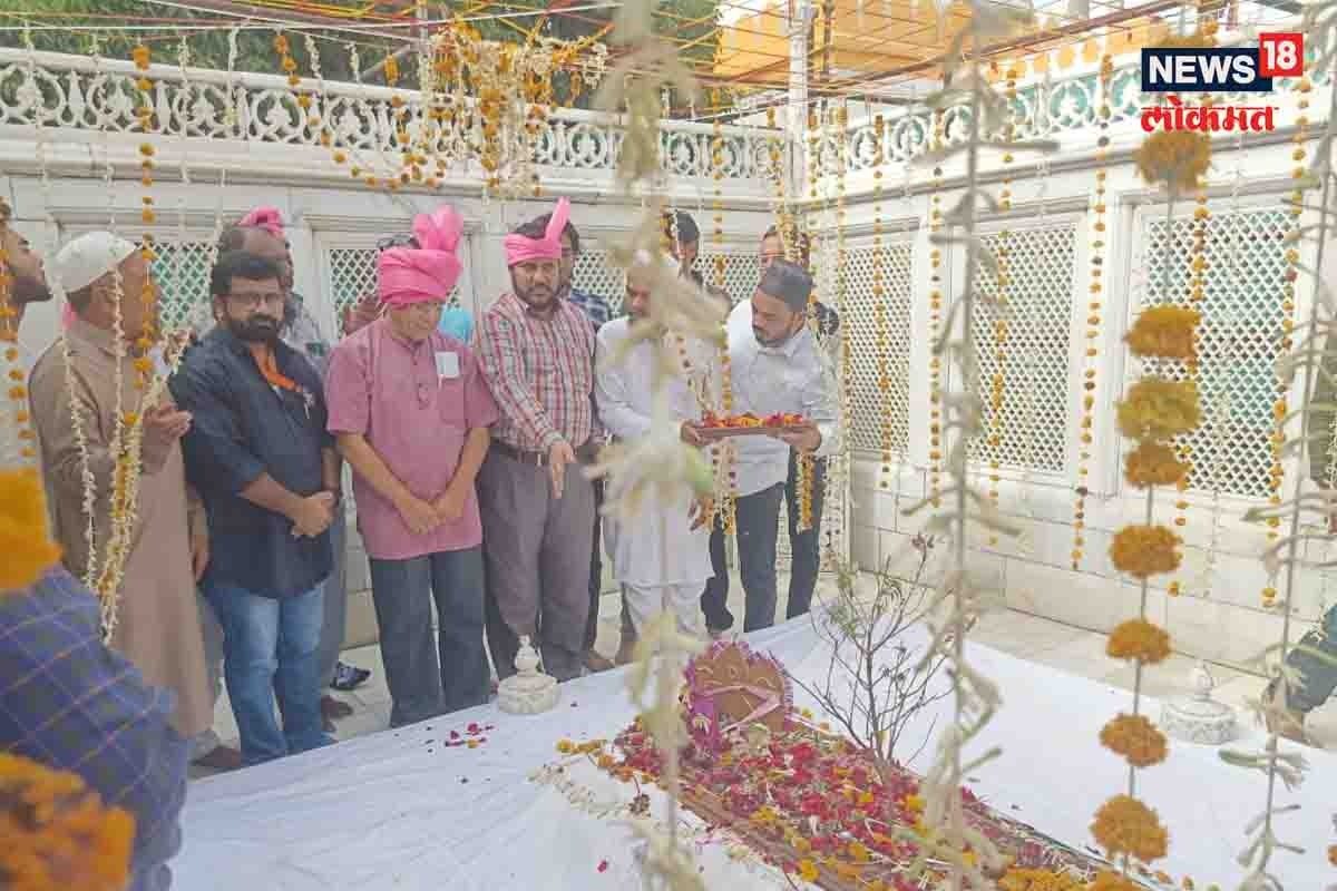 प्रकाश आंबेडकर औरंगजेबाच्या मजारीवर