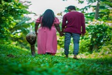 तो, ती आणि साप! आयुष्यात कधीच पाहिली नसेल अशी अनोखी LOVE STORY