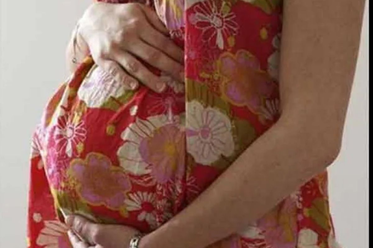 पतीला तुरुंगात पाहताच गरोदर महिलेनं तिथेच सोडला जीव