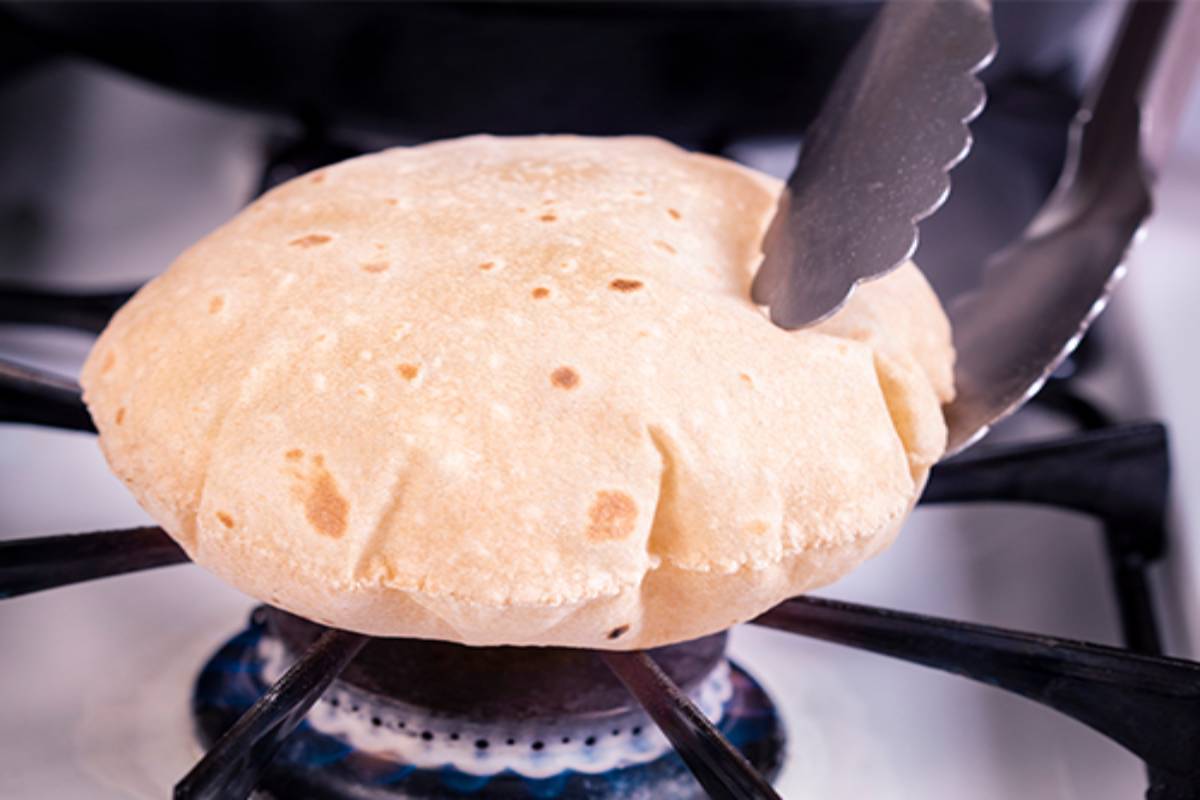 तुमच्या चपात्या फुलत नाहीत का? मग वापरा या सोप्या टिप्स