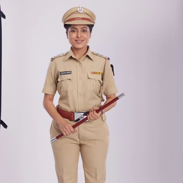  "लहानपणी, कॉलेजमध्ये असताना त्यांना बघून एकदा तरी ती खाकी वर्दी अंगावर चढवावी असं वाटायचं आणि खरंच या कला क्षेत्रामुळे ते स्वप्न पूर्ण झालं".
