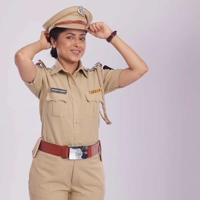  "म्हणून जेव्हा जेव्हा शूटिंगच्या वेळेला ही खाकी वर्दी अंगावर चढवताना खरंच खूप अभिमान वाटतो. आनंद होतो".