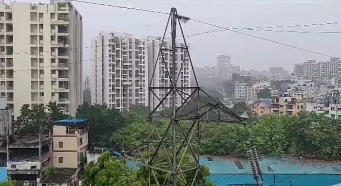 गेल्या काही काळापासून पुणेकर मान्सूनच्या प्रतिक्षेत होते. आज (24 जून) पावसाने जोरदार हजेरी लावल्याने ही प्रतिक्षा संपली आहे. आज सकाळपासूनच पुणे शहर परिसरातील वातावरण ढगाळ झाले होते.