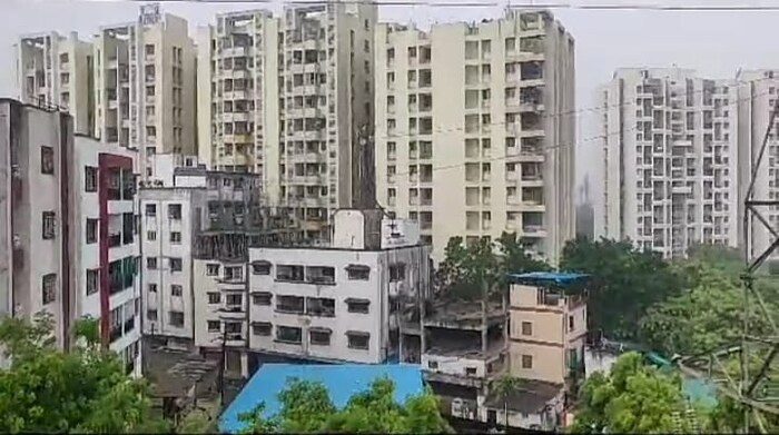 एकीकडे पाऊस नाही आणि दुसरीकडे उष्णतेने पुणेकर हैराण होते. पुणे शहराचे तापमान 40 ते 42 अंशपार गेले होते. पण आज शहरात ढगाळ वातावरणानंतर पाऊस झाल्याने पुणेकर सुखावले आहेत.