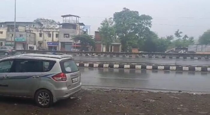 पुढील 3-4 तासांत रायगड, सिंधुदुर्ग, पुणे, सातारा आणि कोल्हापूर जिल्ह्यांतील काही ठिकाणी तुरळक ठिकाणी मध्यम ते तीव्र स्वरूपाचा पाऊस पडण्याची शक्यता आहे, अशी माहिती हवामान विभागाने दिली आहे.