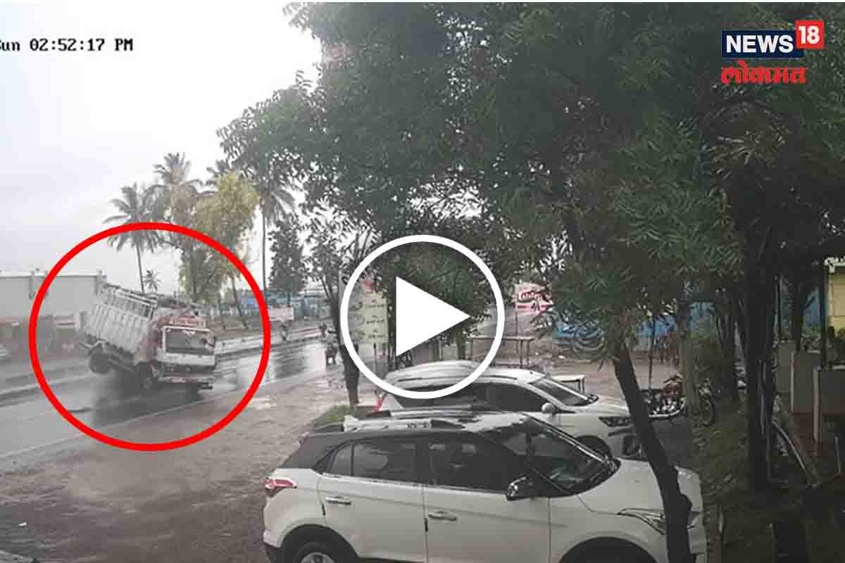 पुणे-सोलापूर हायवेवर भीषण अपघात