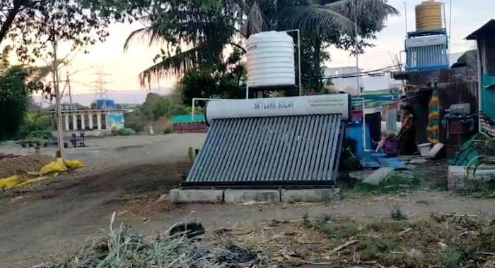 'गावचा कारभार विनाखर्च व्हावा यासाठी गावाने वीज बचतीचं धोरण हाती घेतलंय. या माध्यमातून गावात सोलर प्रकल्प उभारण्यात आले आहेत. गावातील पथदिवे, शाळा मंदिर,पाणी योजना यासाठी लागणी वीज सौरऊर्जेतून तयार केली आहे. वीज बील मुक्त ग्रामपंचायत हे आमचे ध्येय असल्याचं टिकरेवाडीचे सरपंच संतोष टिकेकर यांनी सांगितलं.