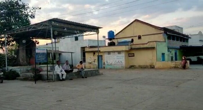 'आमच्या शाळेत पहिली ते चौथीचे वर्ग भरतात. या वर्गात 39 विद्यार्थी शिक्षण घेत आहेत. या शाळेत 5 किलो वॅट सौर उर्जा निर्मितीचा प्रकल्प कार्यरत आहे. त्यामुळे गावातील वीज कधीही जात नाही. तसंच शाळेला वीज बिल येत नाही, असं गावातील जिल्हा परिषदेच्या शाळेचे मुख्याध्यापक संतोष गडगे यांनी सांगितलं.