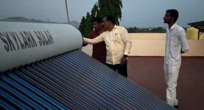 लहान-मोठ्या गावांना आत्मनिर्भर बनवण्यासाठी ग्रामपंचायत आणि सरकारी इमारतीवर सौर ऊर्जा पॅनल बसवण्याची सरकारी योजना आहे. केंद्र आणि राज्य सरकार तसंच ग्रामपंचायतीच्या सहभागातून ही योजना राबवण्यात येते. टिकेकरवाडीत असे सौर पॅनल बसवण्यात आले आहेत.